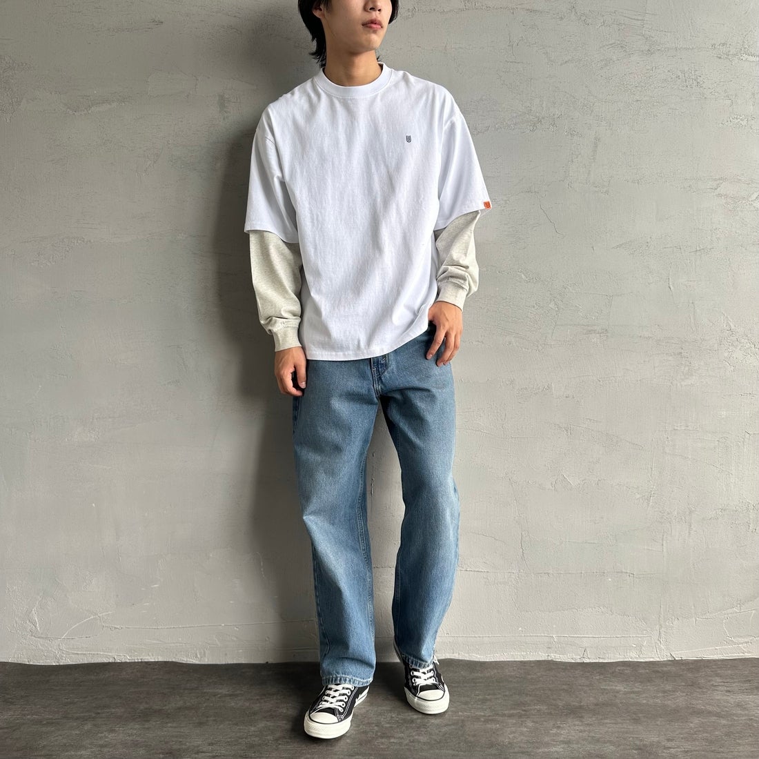 UNIVERSAL OVERALL [ユニバーサルオーバーオール] 別注 フェイクレイヤードカットソー [U2513220IN-JF] WHITE/OAT &&モデル身長：179cm 着用サイズ：L&&