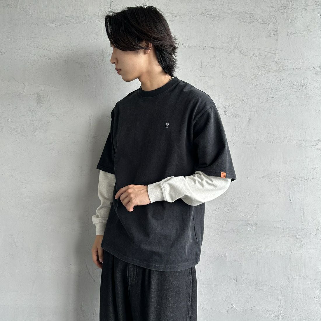 UNIVERSAL OVERALL [ユニバーサルオーバーオール] 別注 フェイクレイヤードカットソー [U2513220IN-JF] BLACK/OAT &&モデル身長：179cm 着用サイズ：L&&