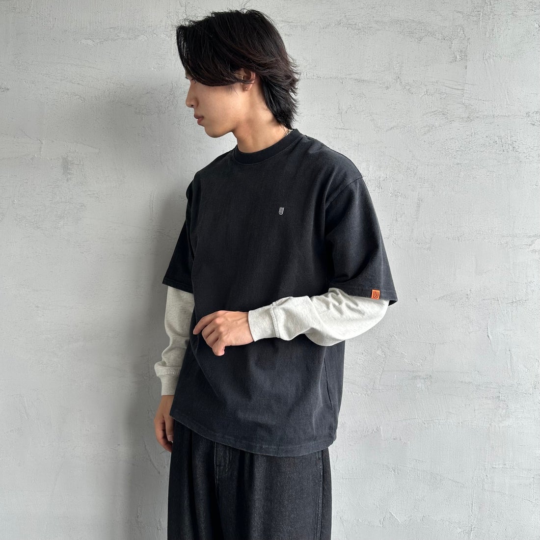 UNIVERSAL OVERALL [ユニバーサルオーバーオール] 別注 フェイクレイヤードカットソー [U2513220IN-JF] BLACK/OAT &&モデル身長：179cm 着用サイズ：L&&