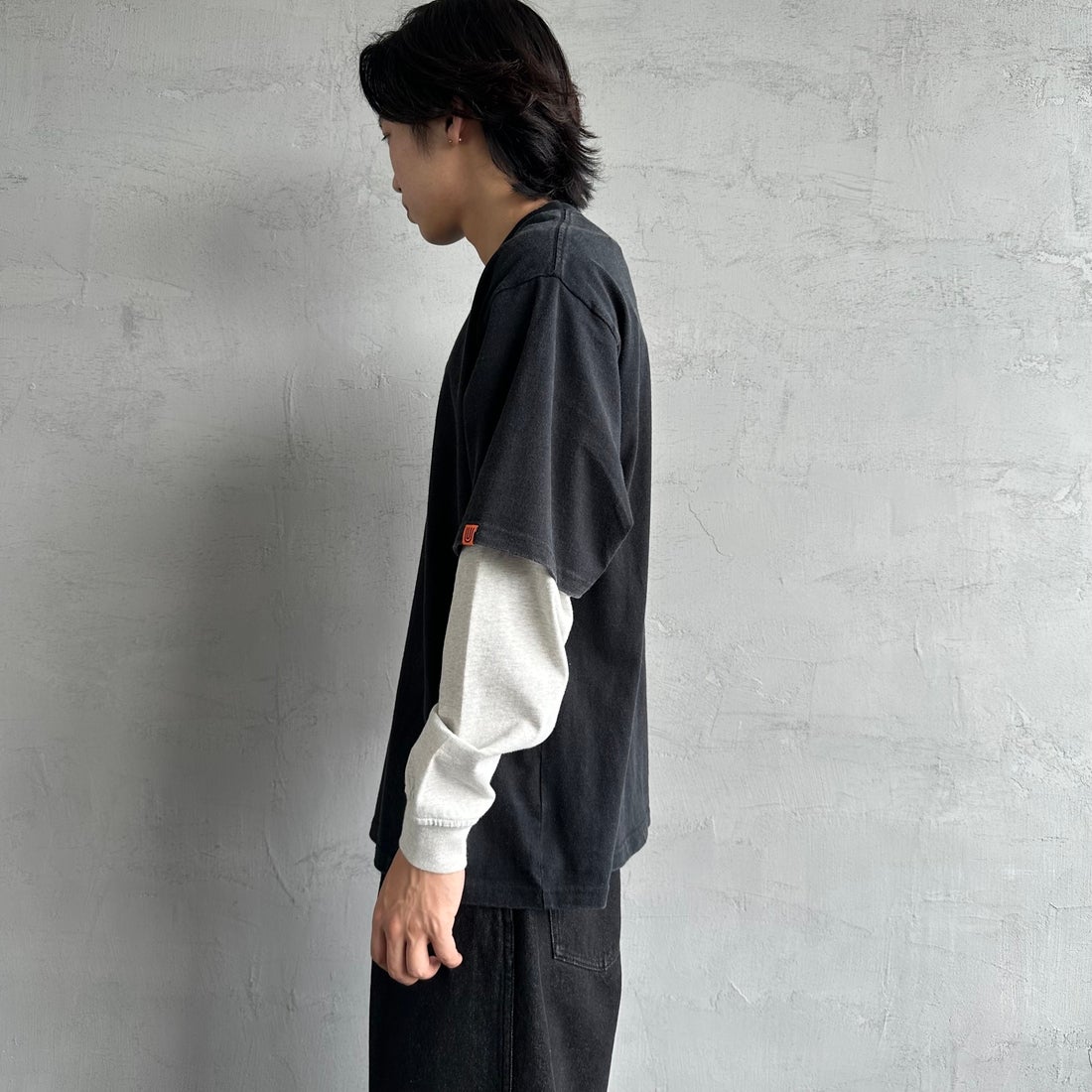 UNIVERSAL OVERALL [ユニバーサルオーバーオール] 別注 フェイクレイヤードカットソー [U2513220IN-JF] BLACK/OAT &&モデル身長：179cm 着用サイズ：L&&