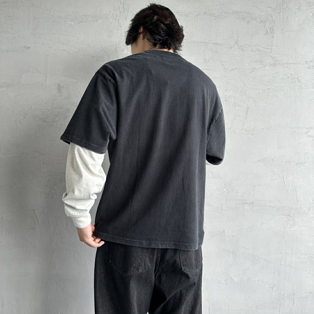 UNIVERSAL OVERALL [ユニバーサルオーバーオール] 別注 フェイクレイヤードカットソー [U2513220IN-JF] BLACK/OAT &&モデル身長：179cm 着用サイズ：L&&