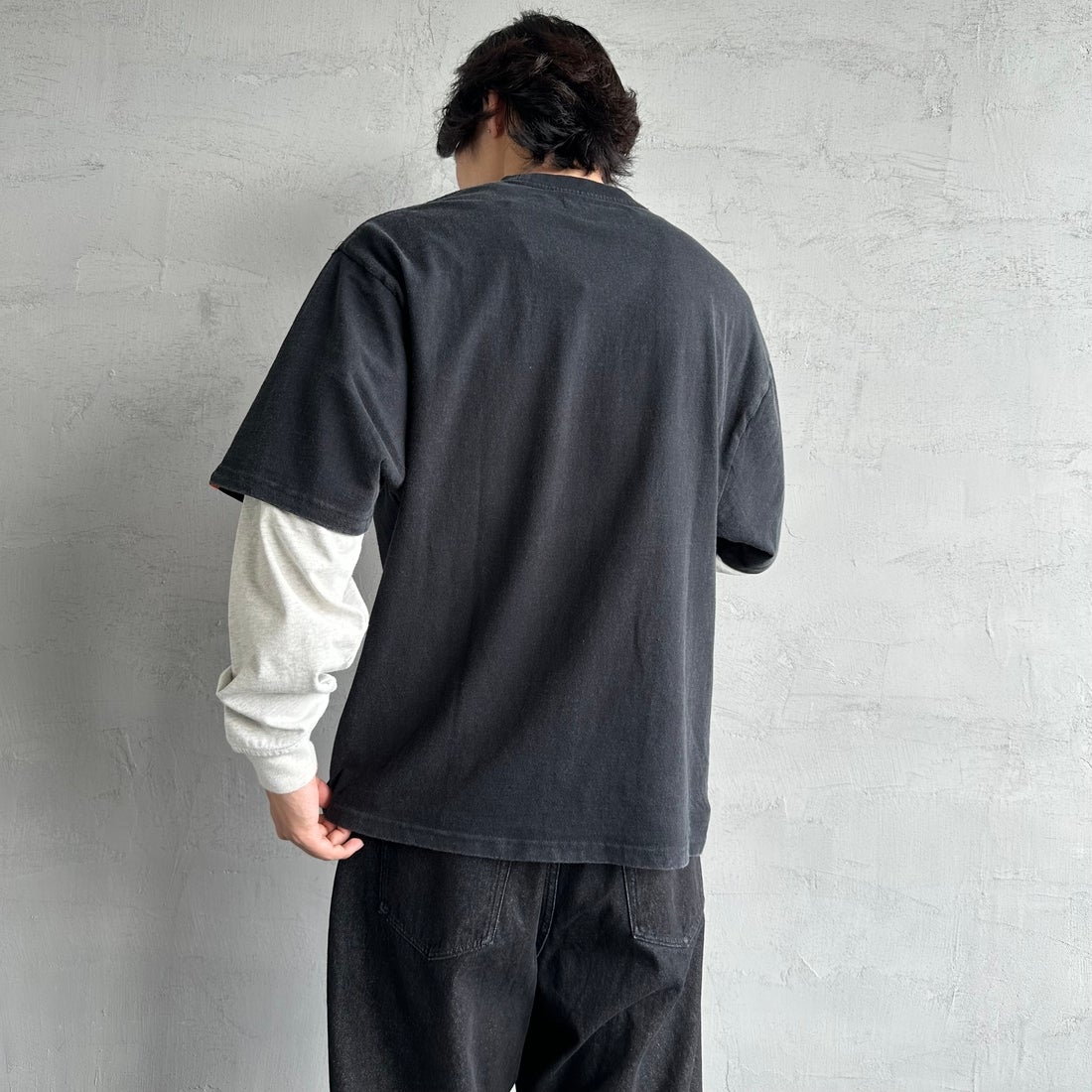 UNIVERSAL OVERALL [ユニバーサルオーバーオール] 別注 フェイクレイヤードカットソー [U2513220IN-JF] BLACK/OAT &&モデル身長：179cm 着用サイズ：L&&