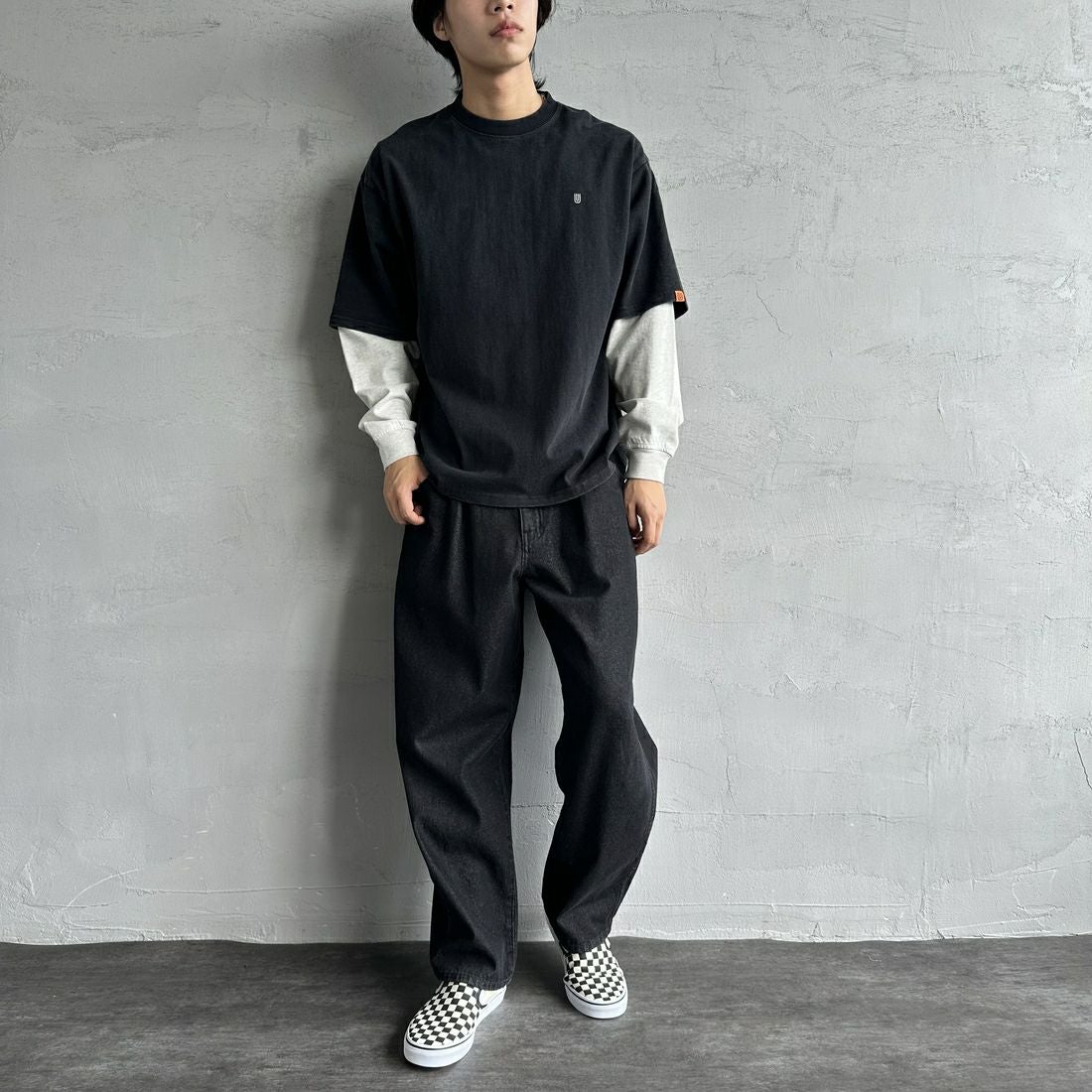 UNIVERSAL OVERALL [ユニバーサルオーバーオール] 別注 フェイクレイヤードカットソー [U2513220IN-JF] BLACK/OAT &&モデル身長：179cm 着用サイズ：L&&