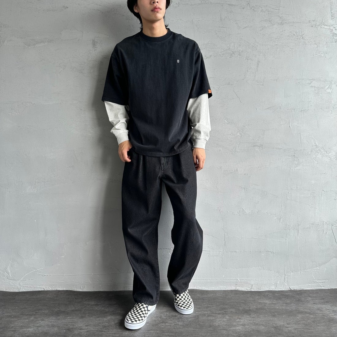 UNIVERSAL OVERALL [ユニバーサルオーバーオール] 別注 フェイクレイヤードカットソー [U2513220IN-JF] BLACK/OAT &&モデル身長：179cm 着用サイズ：L&&