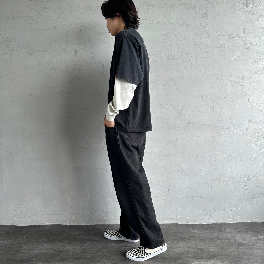 UNIVERSAL OVERALL [ユニバーサルオーバーオール] 別注 フェイクレイヤードカットソー [U2513220IN-JF] BLACK/OAT &&モデル身長：179cm 着用サイズ：L&&