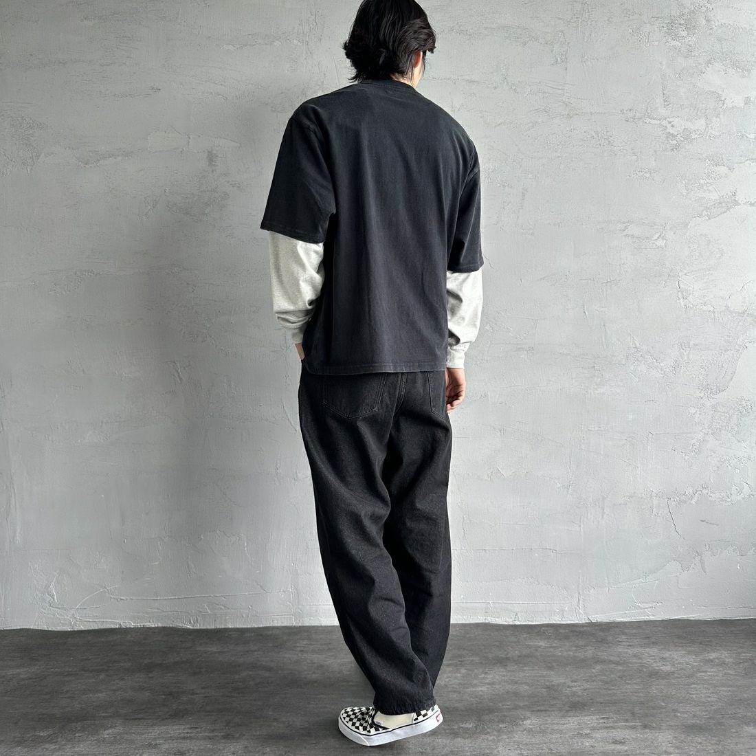 UNIVERSAL OVERALL [ユニバーサルオーバーオール] 別注 フェイクレイヤードカットソー [U2513220IN-JF] BLACK/OAT &&モデル身長：179cm 着用サイズ：L&&