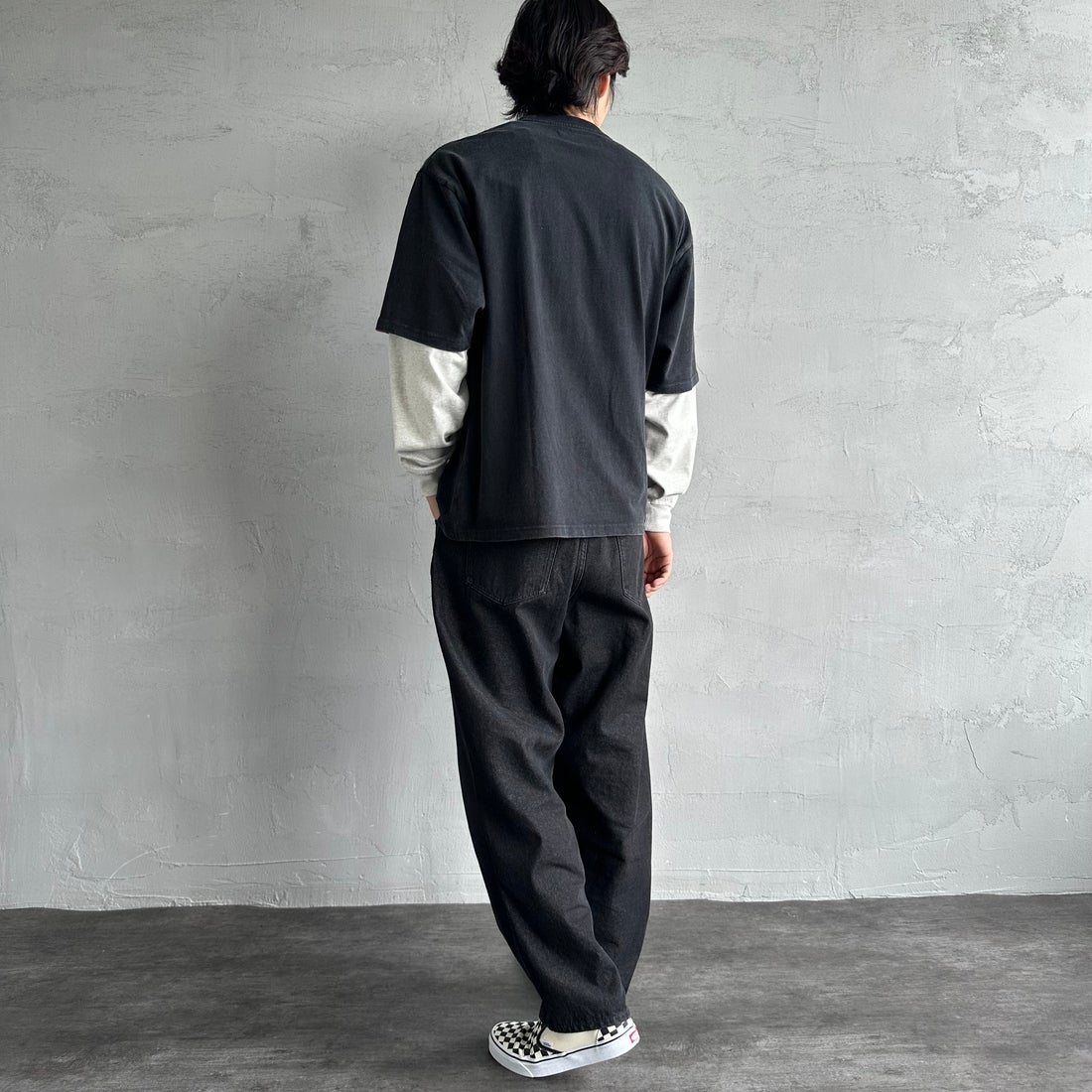 UNIVERSAL OVERALL [ユニバーサルオーバーオール] 別注 フェイクレイヤードカットソー [U2513220IN-JF] BLACK/OAT &&モデル身長：179cm 着用サイズ：L&&