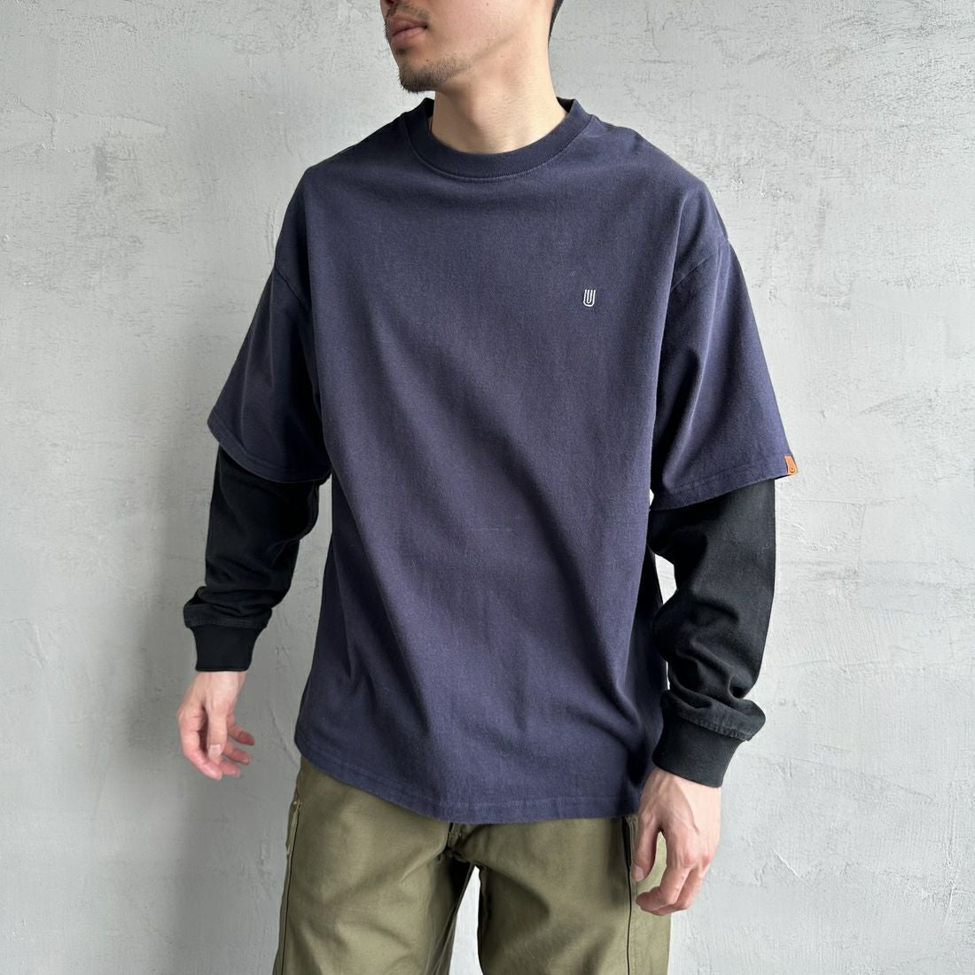 UNIVERSAL OVERALL [ユニバーサルオーバーオール] 別注 フェイクレイヤードカットソー [U2513220IN-JF] NAVY/BLACK &&モデル身長：168cm 着用サイズ：M&&