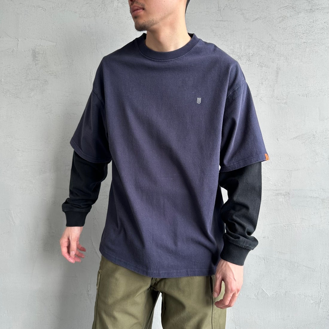 UNIVERSAL OVERALL [ユニバーサルオーバーオール] 別注 フェイクレイヤードカットソー [U2513220IN-JF] NAVY/BLACK &&モデル身長：168cm 着用サイズ：M&&