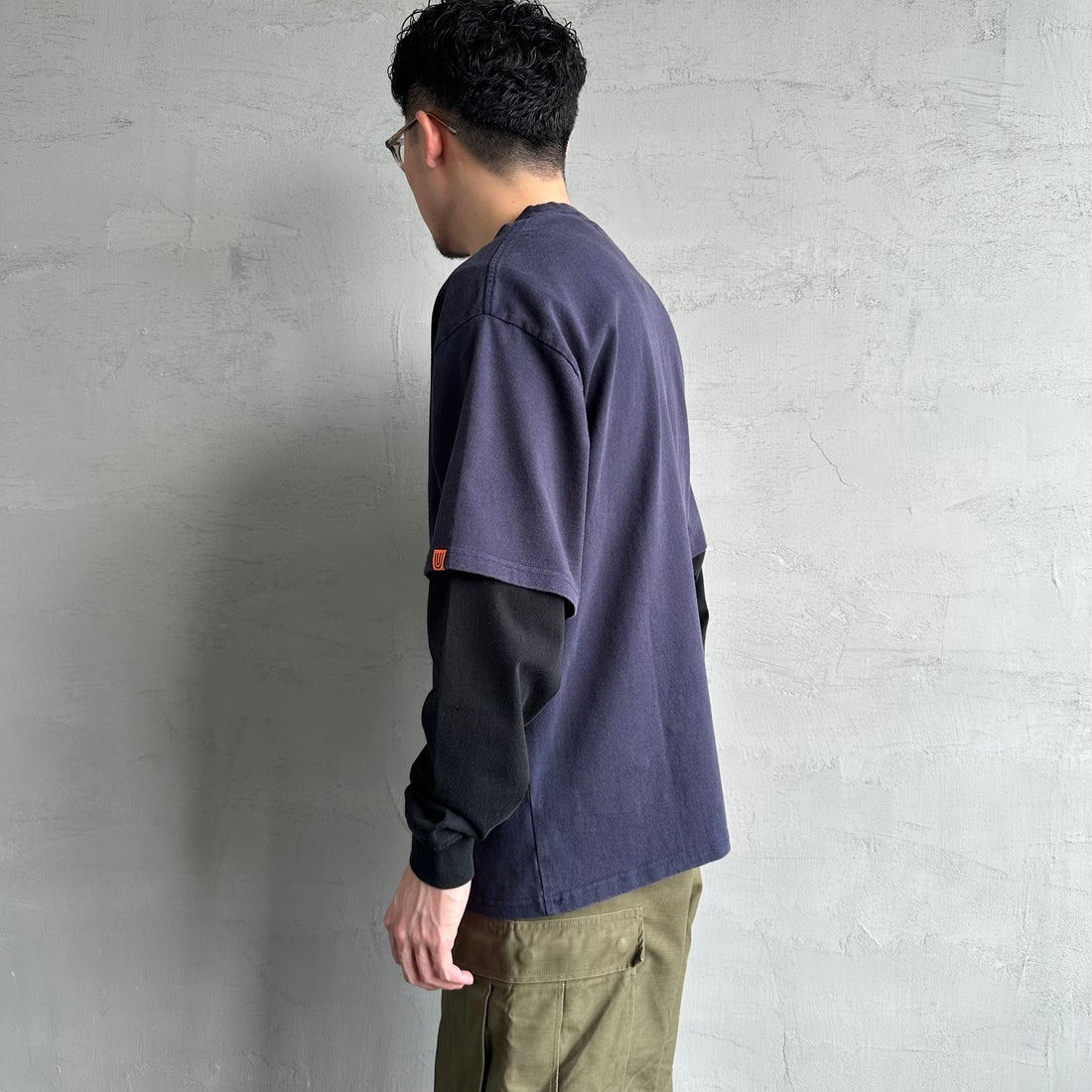 UNIVERSAL OVERALL [ユニバーサルオーバーオール] 別注 フェイクレイヤードカットソー [U2513220IN-JF] NAVY/BLACK &&モデル身長：168cm 着用サイズ：M&&