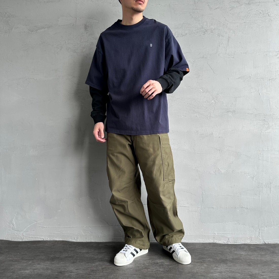 UNIVERSAL OVERALL [ユニバーサルオーバーオール] 別注 フェイクレイヤードカットソー [U2513220IN-JF] NAVY/BLACK &&モデル身長：168cm 着用サイズ：M&&