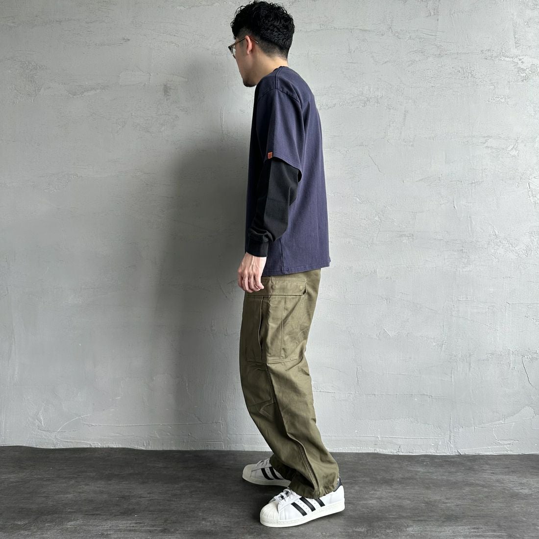 UNIVERSAL OVERALL [ユニバーサルオーバーオール] 別注 フェイクレイヤードカットソー [U2513220IN-JF] NAVY/BLACK &&モデル身長：168cm 着用サイズ：M&&