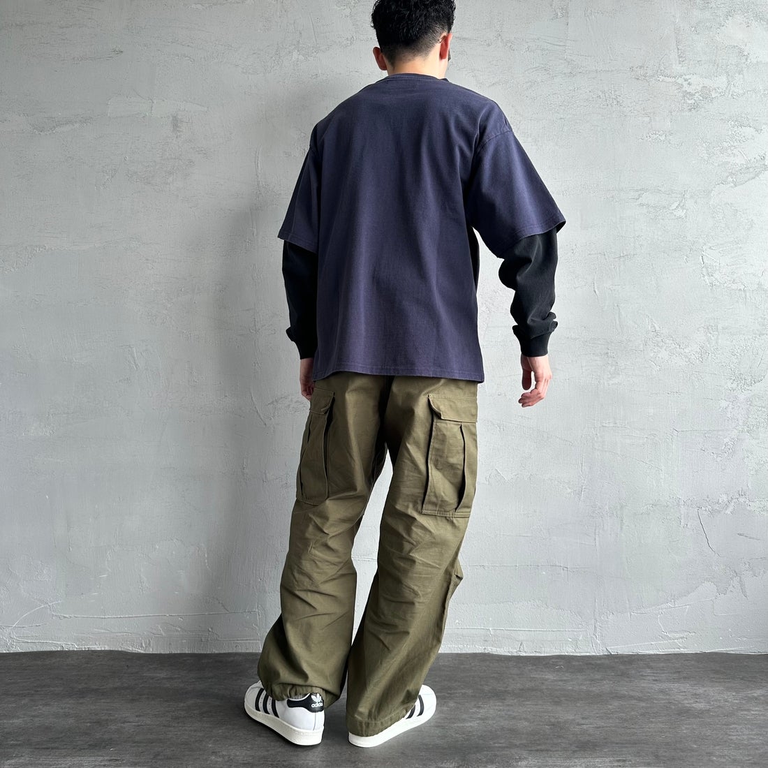 UNIVERSAL OVERALL [ユニバーサルオーバーオール] 別注 フェイクレイヤードカットソー [U2513220IN-JF] NAVY/BLACK &&モデル身長：168cm 着用サイズ：M&&