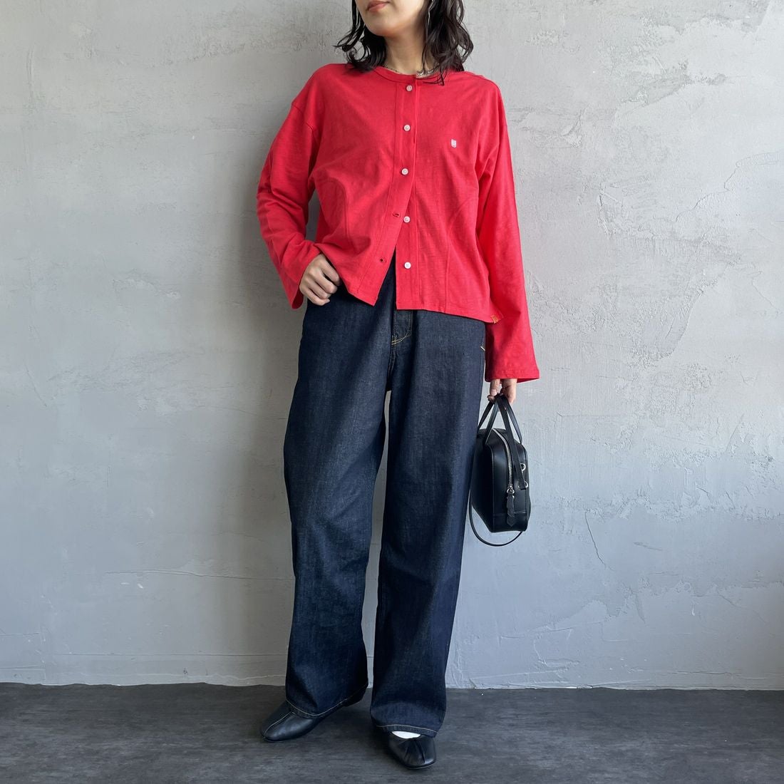 UNIVERSAL OVERALL [ユニバーサルオーバーオール] 別注 スラブカットカーディガン [U2512251IN-JF] RED &&モデル身長：160cm 着用サイズ：F&&