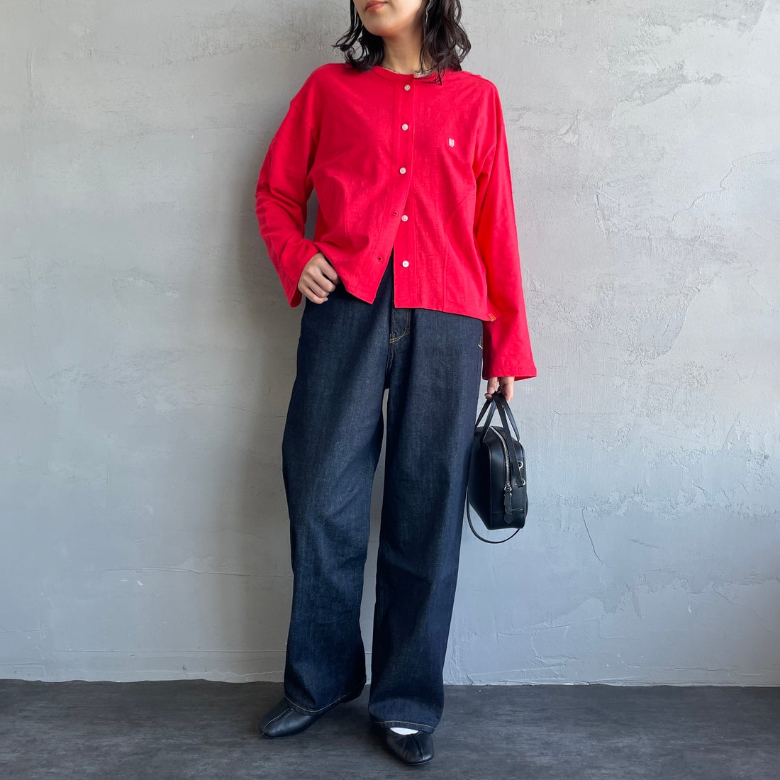 UNIVERSAL OVERALL [ユニバーサルオーバーオール] 別注 スラブカットカーディガン [U2512251IN-JF] RED &&モデル身長：160cm 着用サイズ：F&&