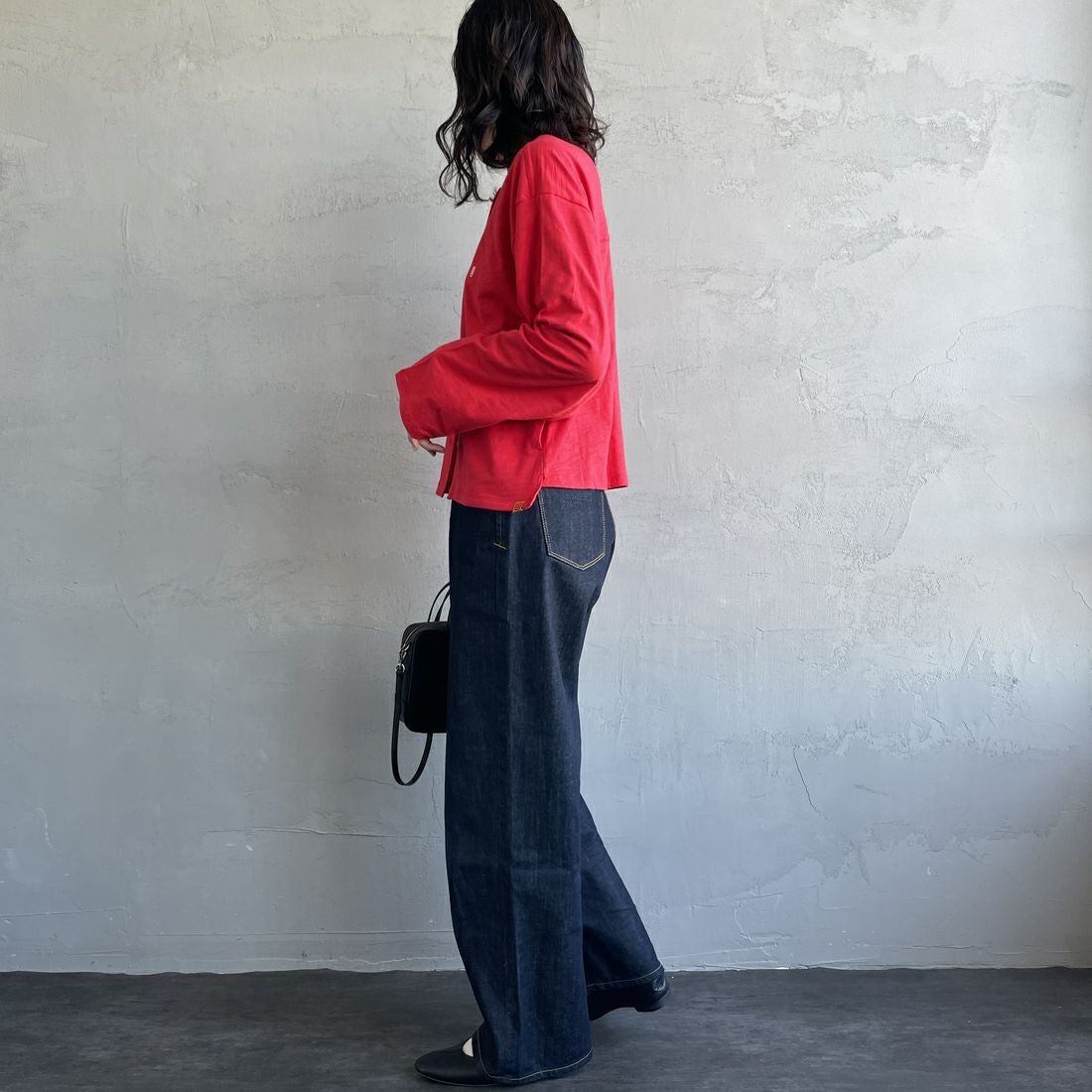 UNIVERSAL OVERALL [ユニバーサルオーバーオール] 別注 スラブカットカーディガン [U2512251IN-JF] RED &&モデル身長：160cm 着用サイズ：F&&