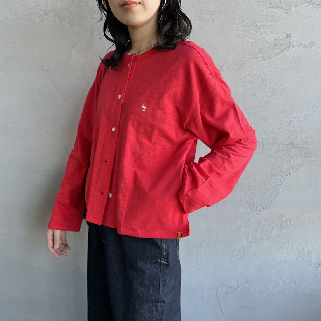 UNIVERSAL OVERALL [ユニバーサルオーバーオール] 別注 スラブカットカーディガン [U2512251IN-JF] RED &&モデル身長：160cm 着用サイズ：F&&