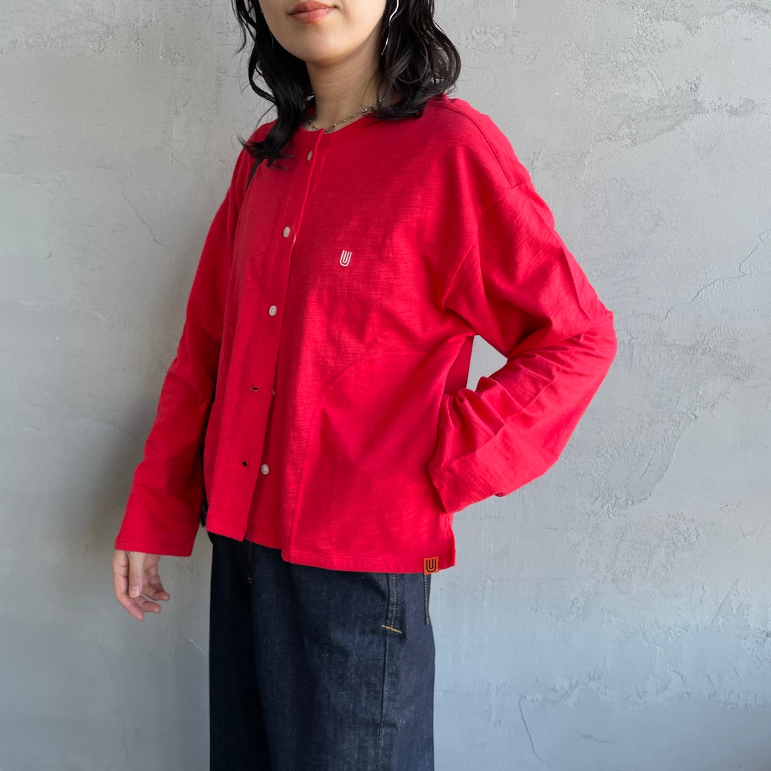 UNIVERSAL OVERALL [ユニバーサルオーバーオール] 別注 スラブカットカーディガン [U2512251IN-JF] RED &&モデル身長：160cm 着用サイズ：F&&