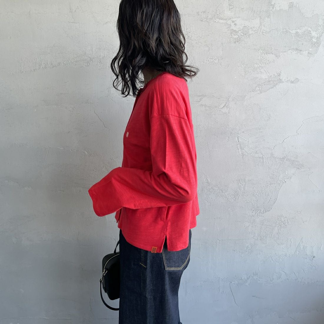 UNIVERSAL OVERALL [ユニバーサルオーバーオール] 別注 スラブカットカーディガン [U2512251IN-JF] RED &&モデル身長：160cm 着用サイズ：F&&