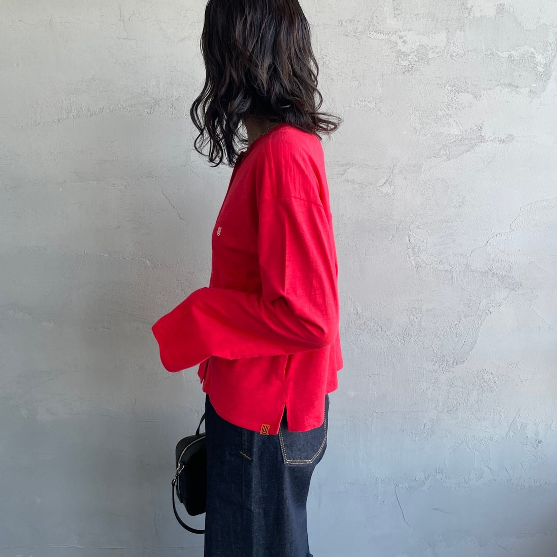 UNIVERSAL OVERALL [ユニバーサルオーバーオール] 別注 スラブカットカーディガン [U2512251IN-JF] RED &&モデル身長：160cm 着用サイズ：F&&