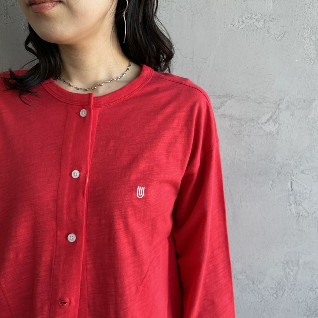UNIVERSAL OVERALL [ユニバーサルオーバーオール] 別注 スラブカットカーディガン [U2512251IN-JF] RED &&モデル身長：160cm 着用サイズ：F&&