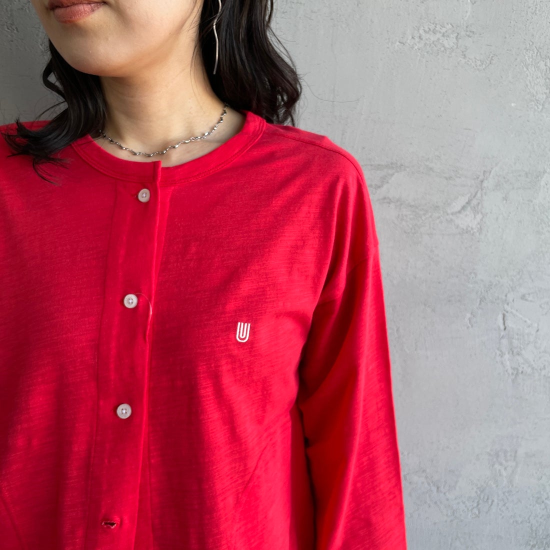 UNIVERSAL OVERALL [ユニバーサルオーバーオール] 別注 スラブカットカーディガン [U2512251IN-JF] RED &&モデル身長：160cm 着用サイズ：F&&