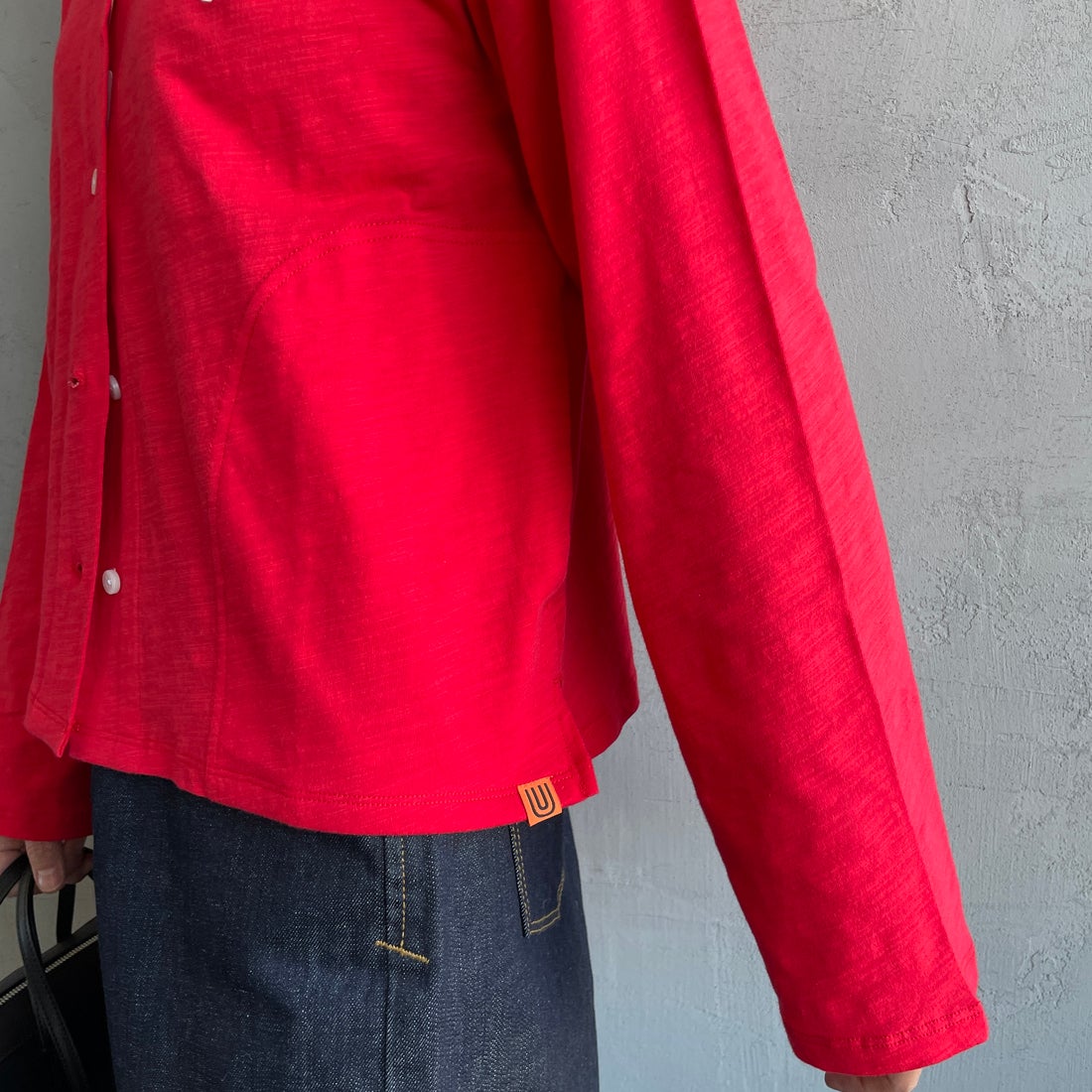 UNIVERSAL OVERALL [ユニバーサルオーバーオール] 別注 スラブカットカーディガン [U2512251IN-JF] RED &&モデル身長：160cm 着用サイズ：F&&