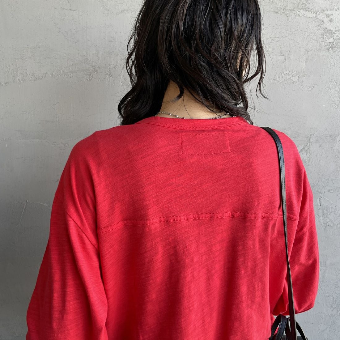 UNIVERSAL OVERALL [ユニバーサルオーバーオール] 別注 スラブカットカーディガン [U2512251IN-JF] RED &&モデル身長：160cm 着用サイズ：F&&