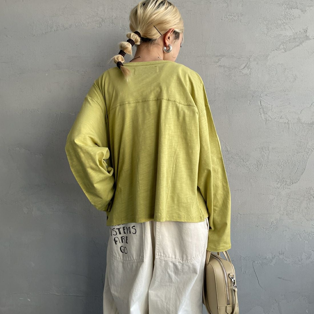 UNIVERSAL OVERALL [ユニバーサルオーバーオール] 別注 スラブカットカーディガン [U2512251IN-JF] PISTACHIO &&モデル身長：150cm 着用サイズ：F&&