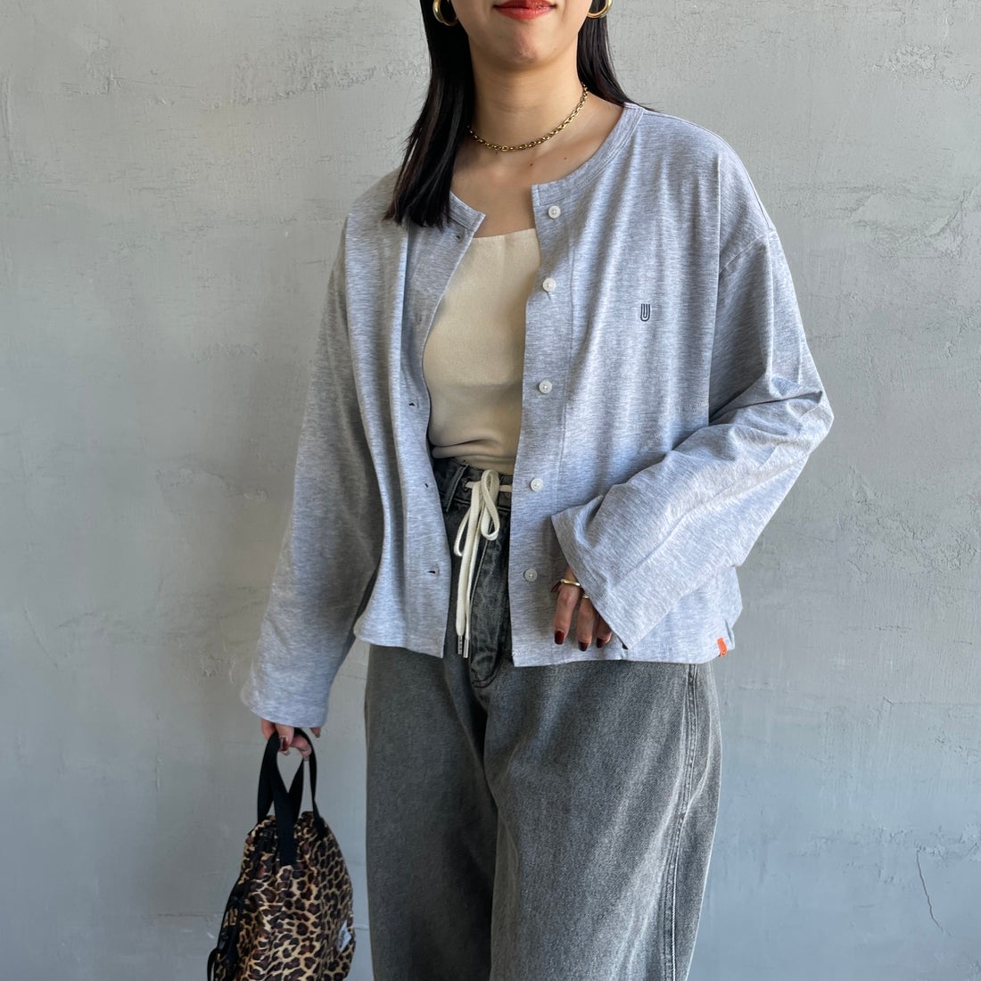 UNIVERSAL OVERALL [ユニバーサルオーバーオール] 別注 スラブカットカーディガン [U2512251IN-JF] GRAY &&モデル身長：163cm 着用サイズ：F&&