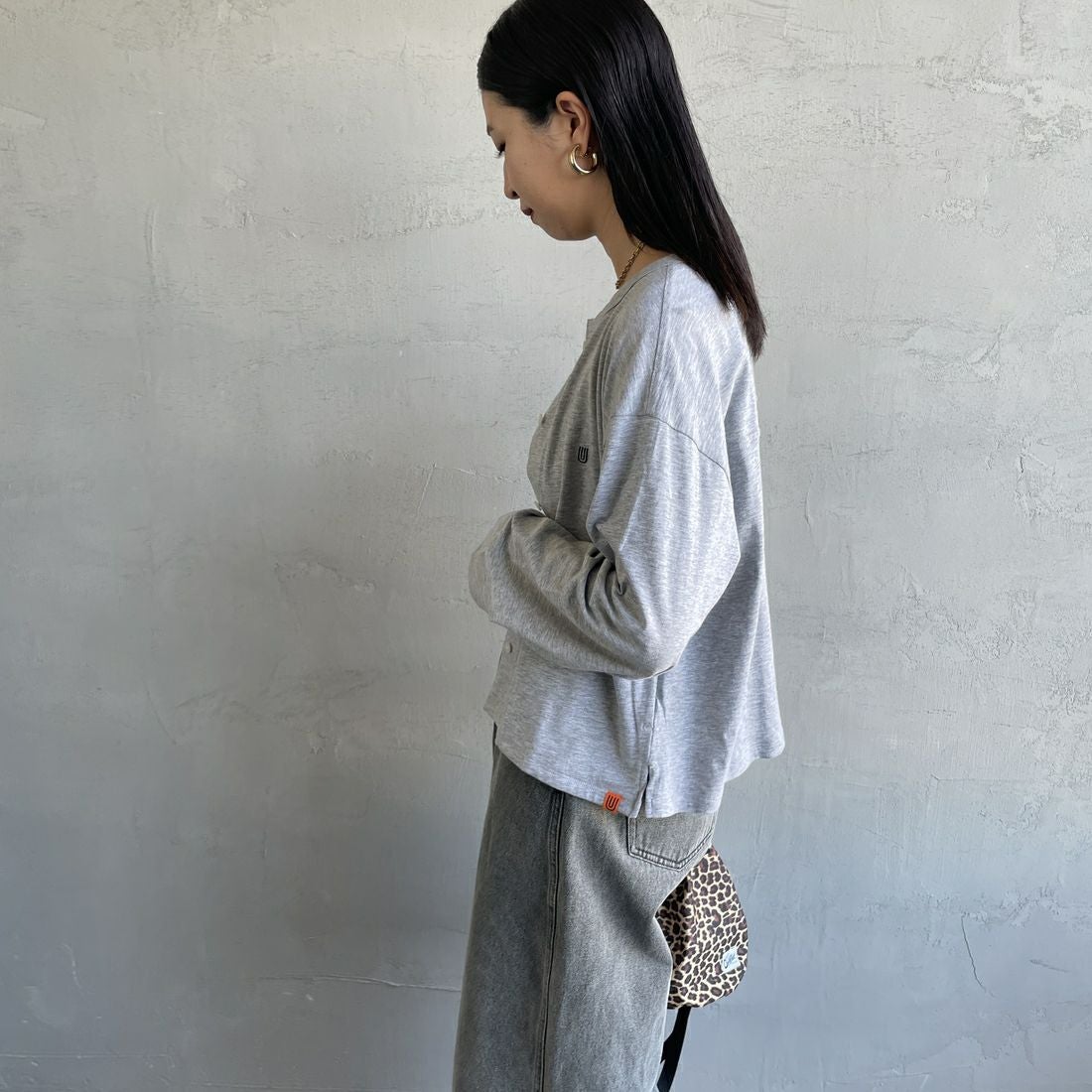 UNIVERSAL OVERALL [ユニバーサルオーバーオール] 別注 スラブカットカーディガン [U2512251IN-JF] GRAY &&モデル身長：163cm 着用サイズ：F&&