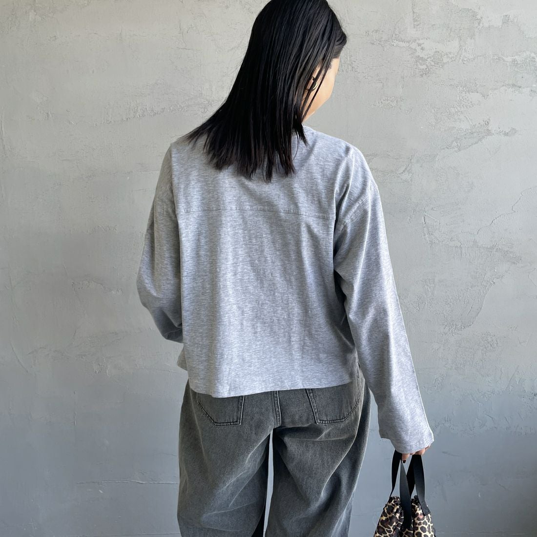 UNIVERSAL OVERALL [ユニバーサルオーバーオール] 別注 スラブカットカーディガン [U2512251IN-JF] GRAY &&モデル身長：163cm 着用サイズ：F&&