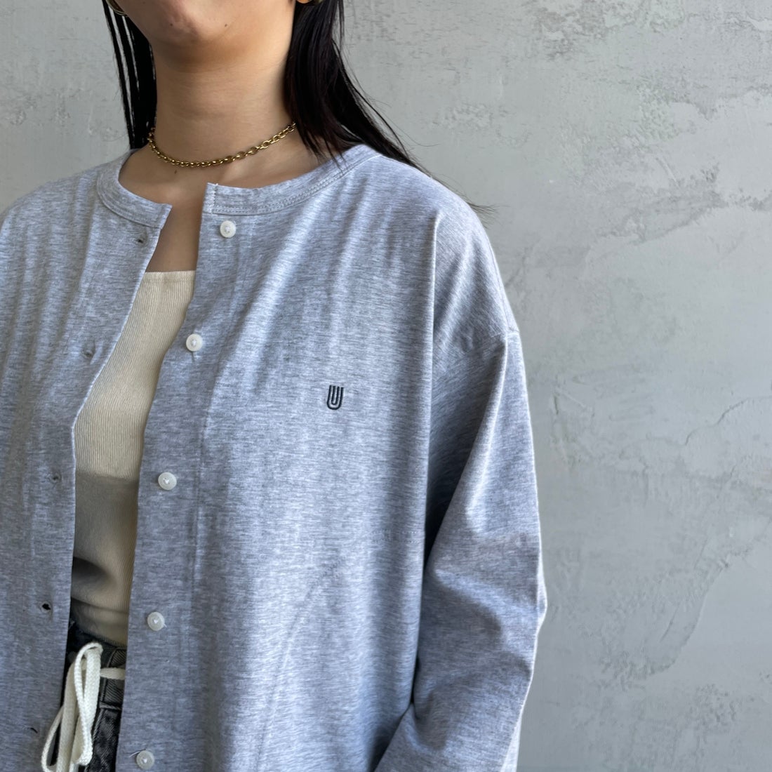 UNIVERSAL OVERALL [ユニバーサルオーバーオール] 別注 スラブカットカーディガン [U2512251IN-JF] GRAY &&モデル身長：163cm 着用サイズ：F&&