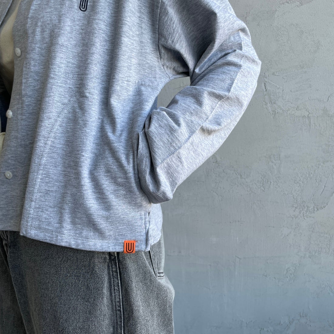 UNIVERSAL OVERALL [ユニバーサルオーバーオール] 別注 スラブカットカーディガン [U2512251IN-JF] GRAY &&モデル身長：163cm 着用サイズ：F&&