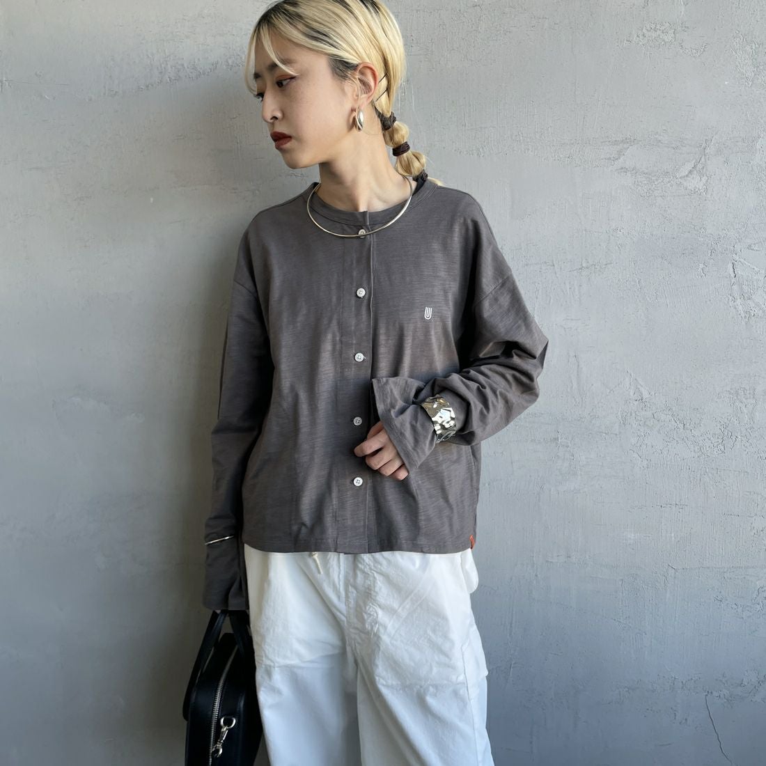 UNIVERSAL OVERALL [ユニバーサルオーバーオール] 別注 スラブカットカーディガン [U2512251IN-JF] CHARCOAL &&モデル身長：150cm 着用サイズ：F&&