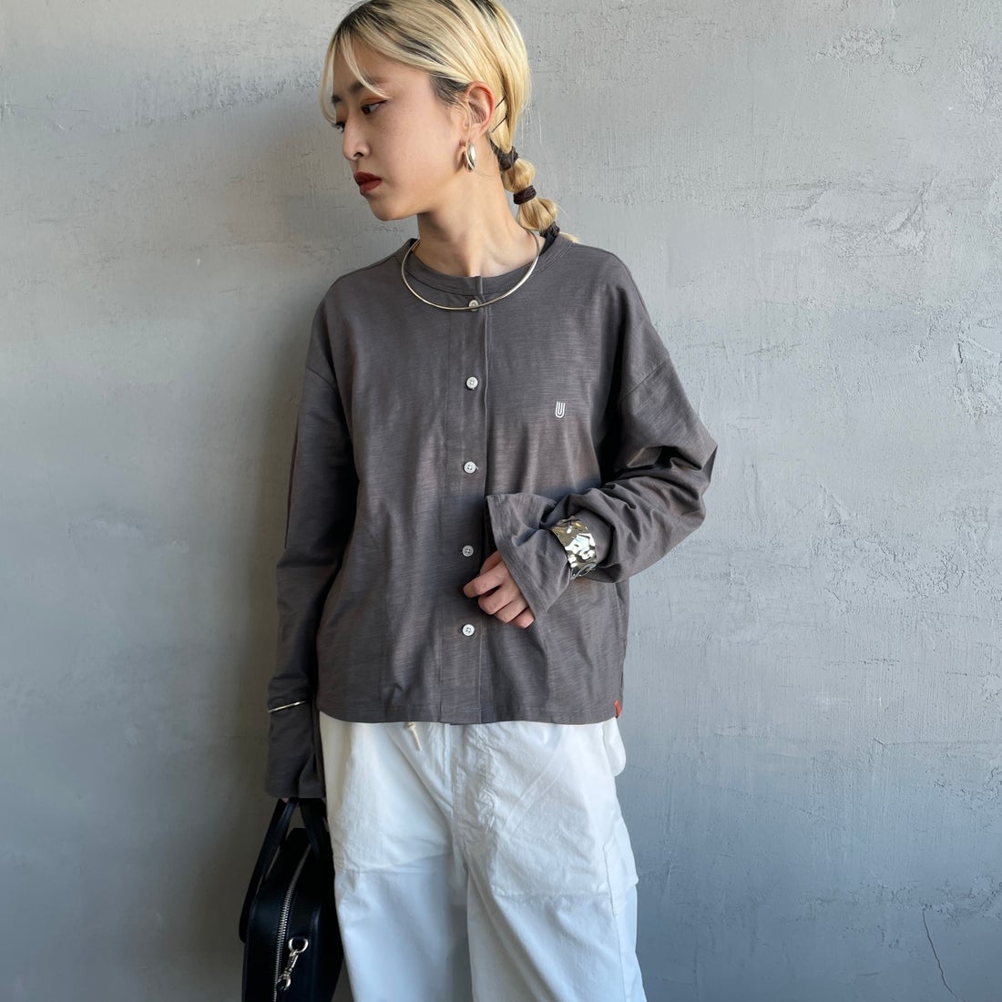 UNIVERSAL OVERALL [ユニバーサルオーバーオール] 別注 スラブカットカーディガン [U2512251IN-JF] CHARCOAL &&モデル身長：150cm 着用サイズ：F&&