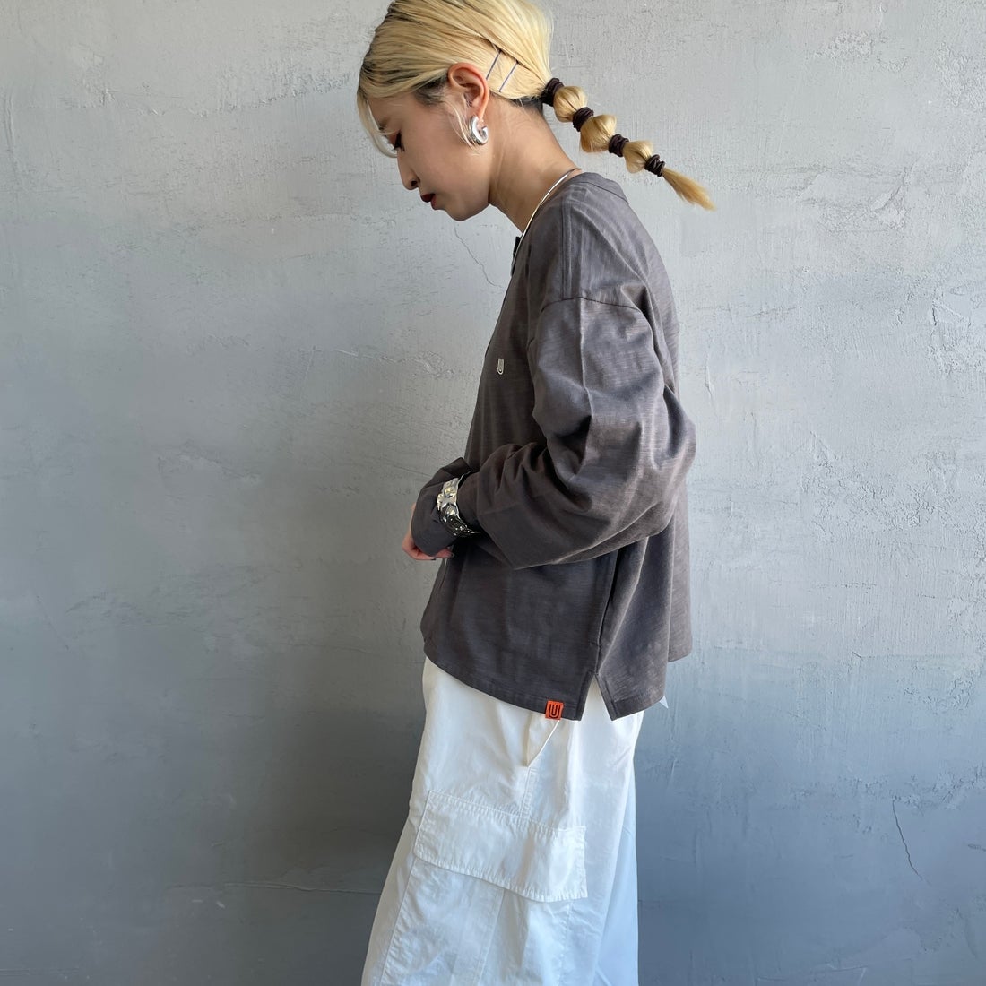 UNIVERSAL OVERALL [ユニバーサルオーバーオール] 別注 スラブカットカーディガン [U2512251IN-JF] CHARCOAL &&モデル身長：150cm 着用サイズ：F&&