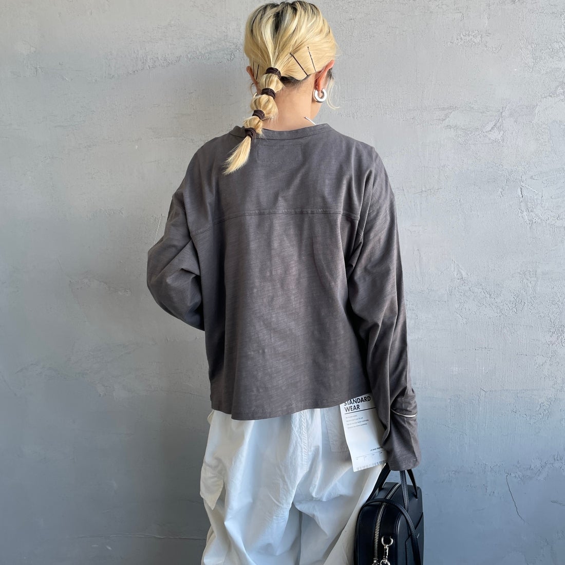 UNIVERSAL OVERALL [ユニバーサルオーバーオール] 別注 スラブカットカーディガン [U2512251IN-JF] CHARCOAL &&モデル身長：150cm 着用サイズ：F&&