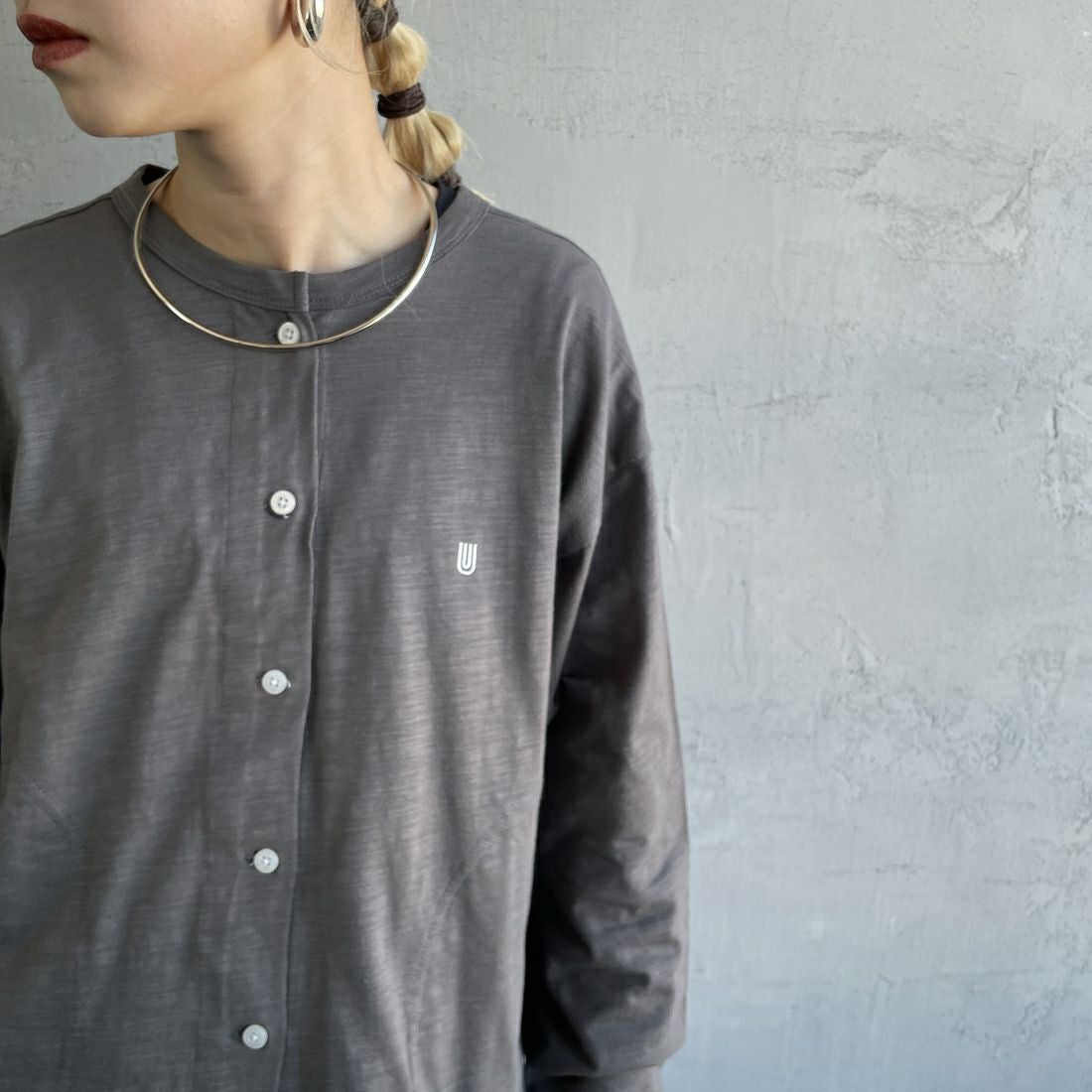 UNIVERSAL OVERALL [ユニバーサルオーバーオール] 別注 スラブカットカーディガン [U2512251IN-JF] CHARCOAL &&モデル身長：150cm 着用サイズ：F&&