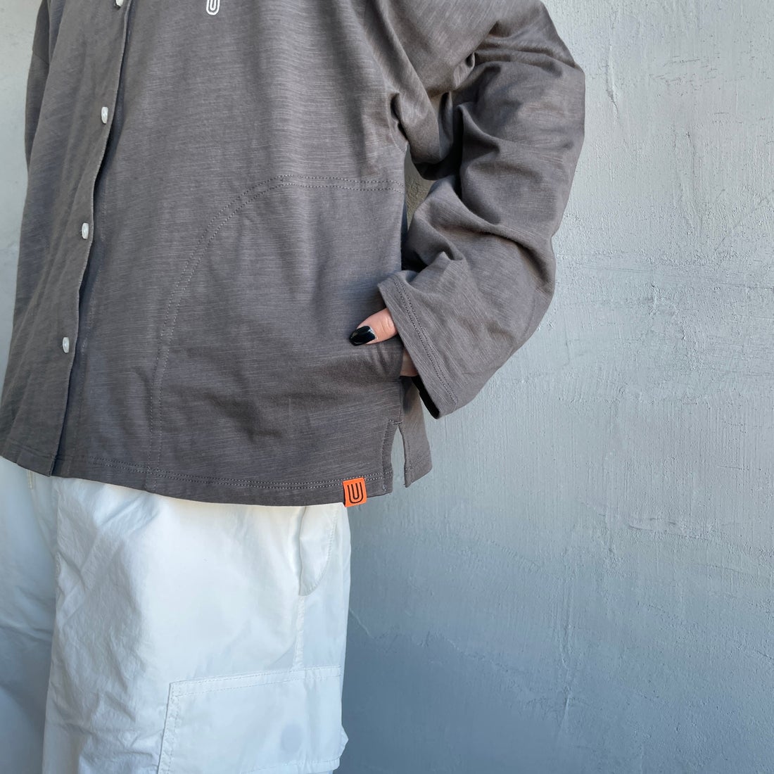 UNIVERSAL OVERALL [ユニバーサルオーバーオール] 別注 スラブカットカーディガン [U2512251IN-JF] CHARCOAL &&モデル身長：150cm 着用サイズ：F&&