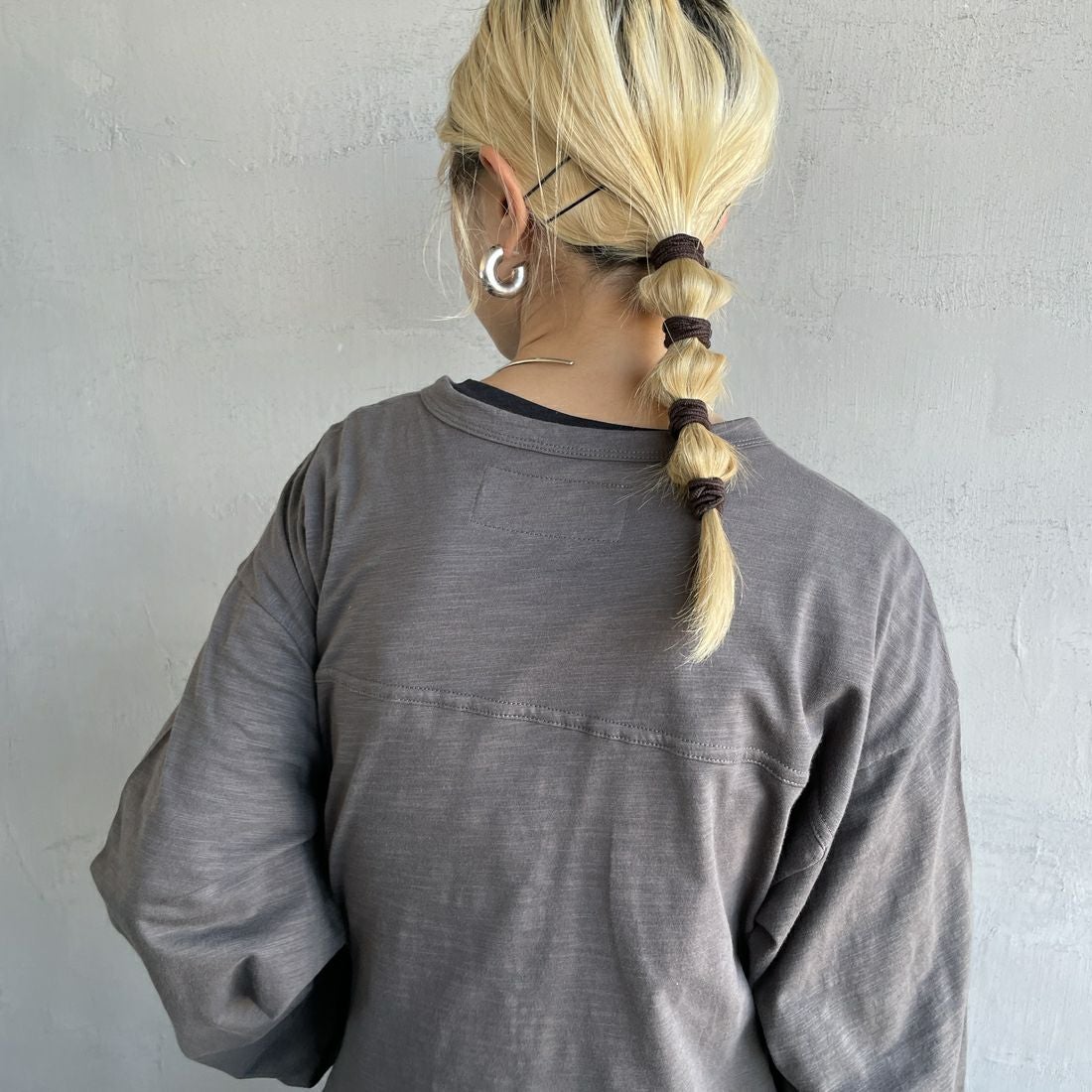 UNIVERSAL OVERALL [ユニバーサルオーバーオール] 別注 スラブカットカーディガン [U2512251IN-JF] CHARCOAL &&モデル身長：150cm 着用サイズ：F&&