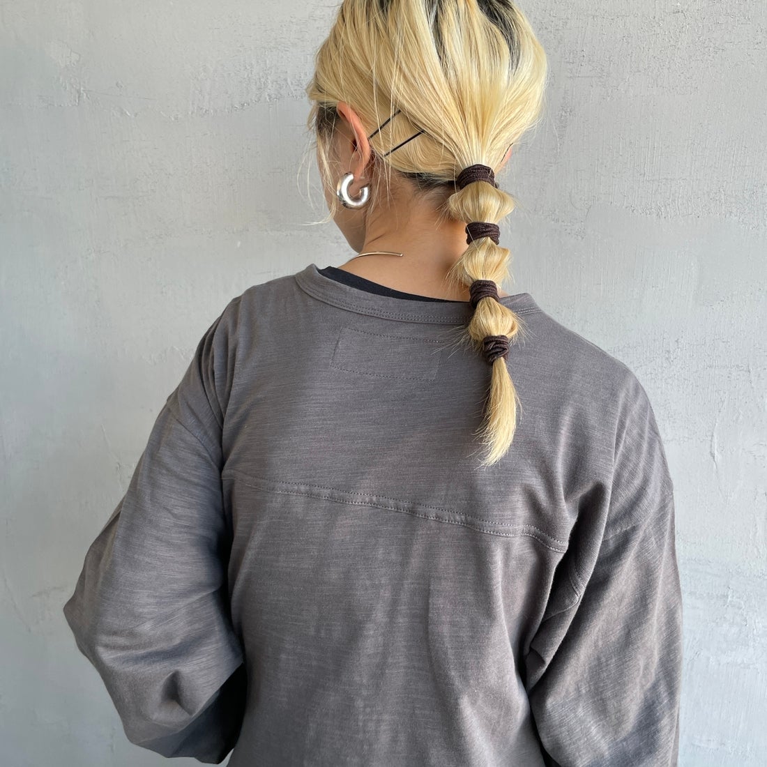 UNIVERSAL OVERALL [ユニバーサルオーバーオール] 別注 スラブカットカーディガン [U2512251IN-JF] CHARCOAL &&モデル身長：150cm 着用サイズ：F&&