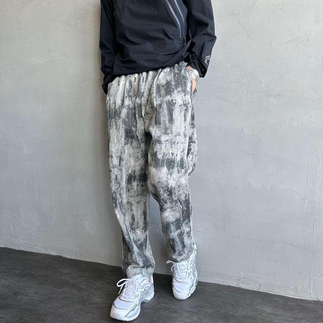 UNIVERSAL OVERALL [ユニバーサルオーバーオール] 別注 シェフパンツ [U2513601IN-JF] TYE DYE CA &&モデル身長：179cm 着用サイズ：L&&