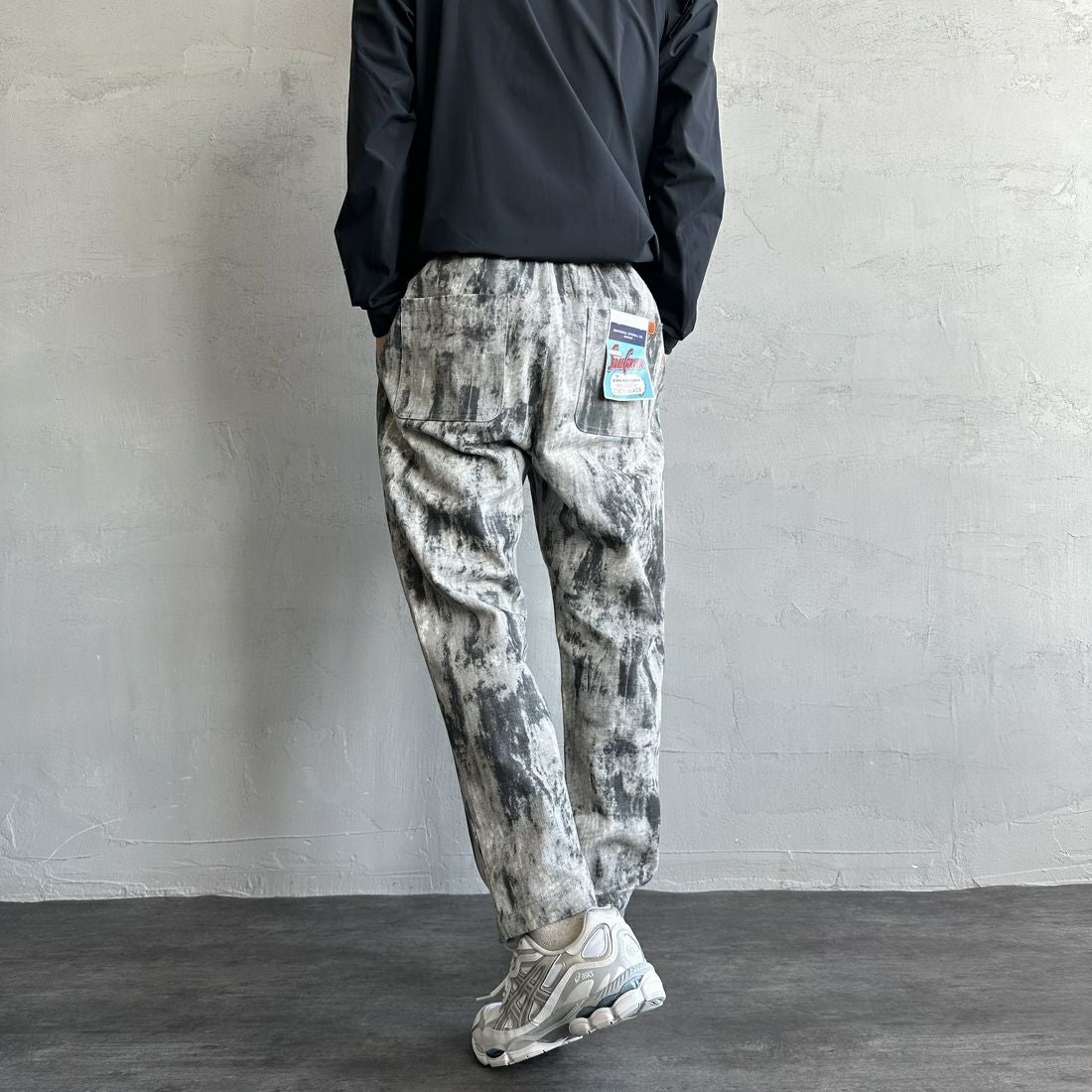 UNIVERSAL OVERALL [ユニバーサルオーバーオール] 別注 シェフパンツ [U2513601IN-JF] TYE DYE CA &&モデル身長：179cm 着用サイズ：L&&