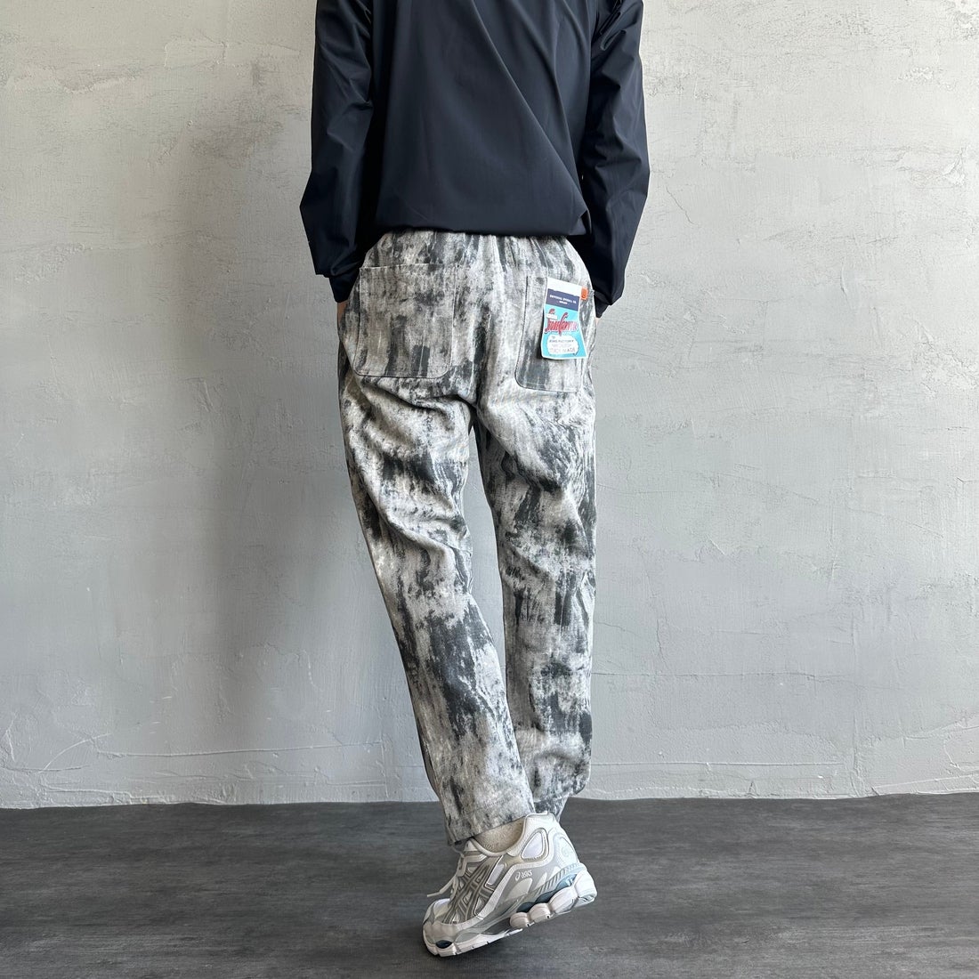 UNIVERSAL OVERALL [ユニバーサルオーバーオール] 別注 シェフパンツ [U2513601IN-JF] TYE DYE CA &&モデル身長：179cm 着用サイズ：L&&