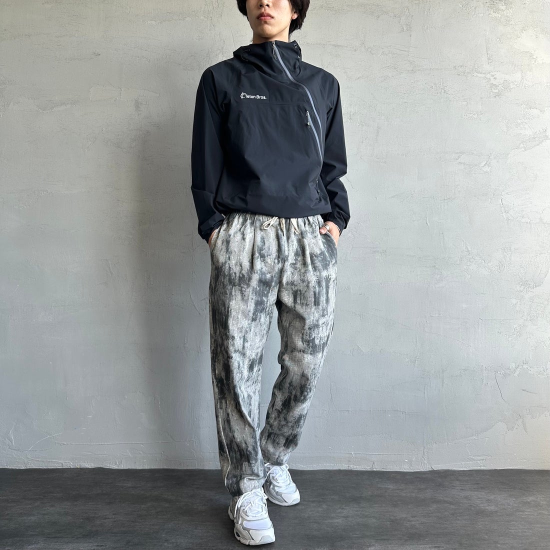 UNIVERSAL OVERALL [ユニバーサルオーバーオール] 別注 シェフパンツ [U2513601IN-JF] TYE DYE CA &&モデル身長：179cm 着用サイズ：L&&