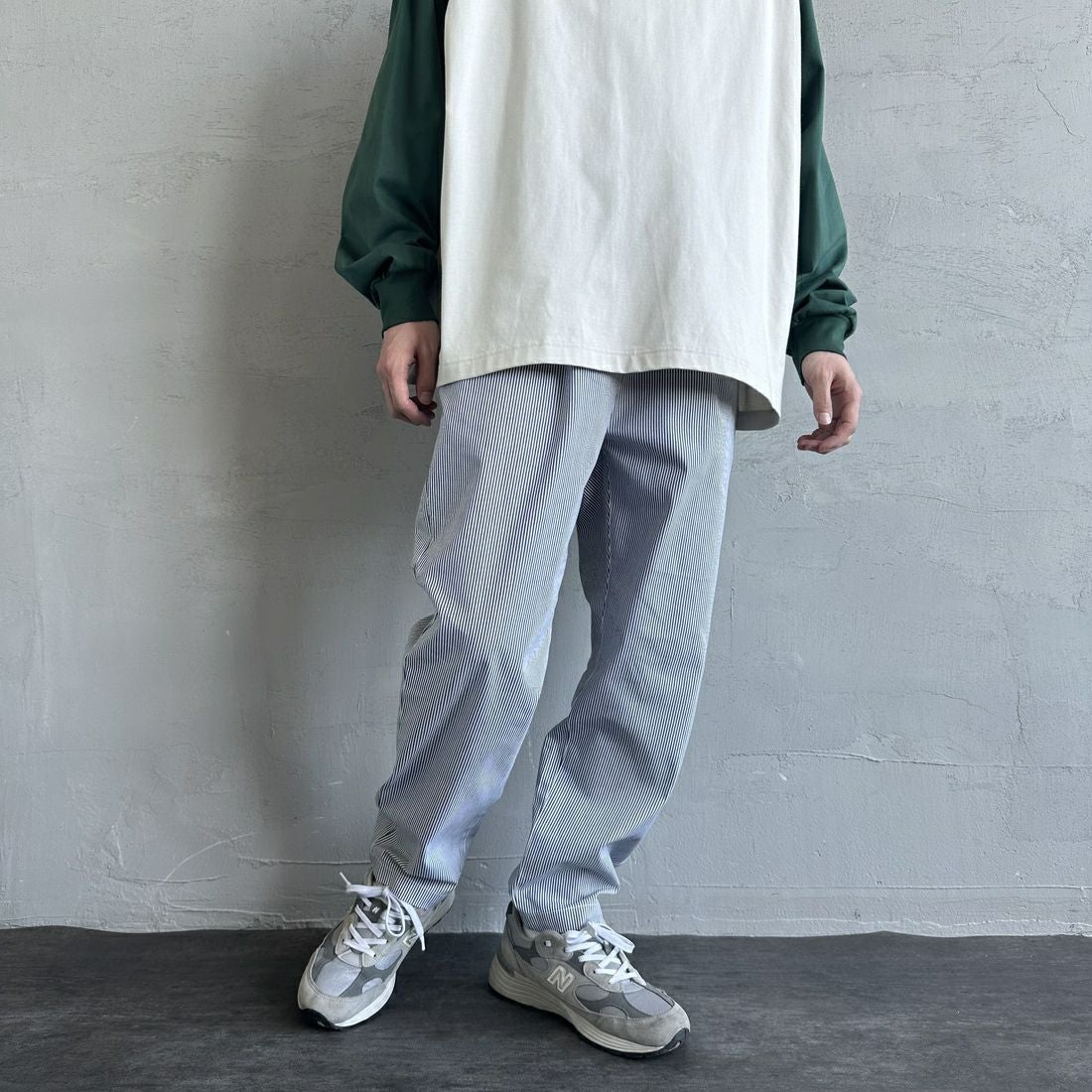 UNIVERSAL OVERALL [ユニバーサルオーバーオール] 別注 シェフパンツ [U2513601IN-JF] HICKORY &&モデル身長：168cm 着用サイズ：S&&