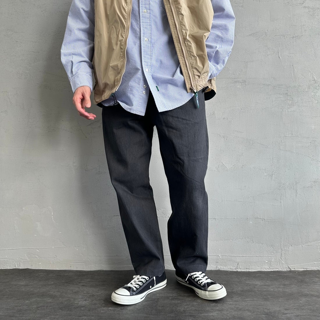 UNIVERSAL OVERALL [ユニバーサルオーバーオール] 別注 シェフパンツ [U2513601IN-JF] CHARCOAL &&モデル身長：168cm 着用サイズ：L&&