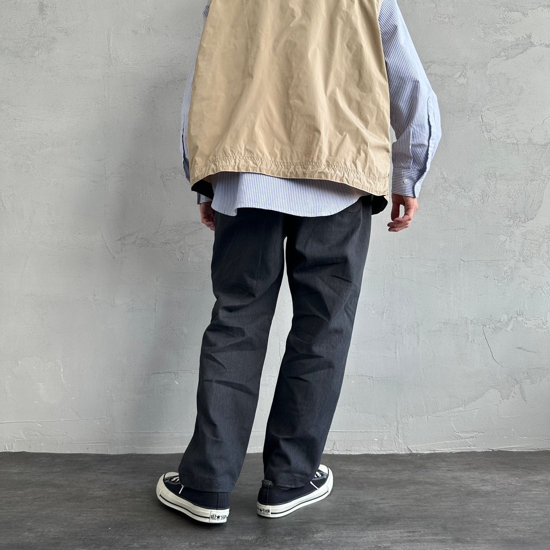 UNIVERSAL OVERALL [ユニバーサルオーバーオール] 別注 シェフパンツ [U2513601IN-JF] CHARCOAL &&モデル身長：168cm 着用サイズ：L&&