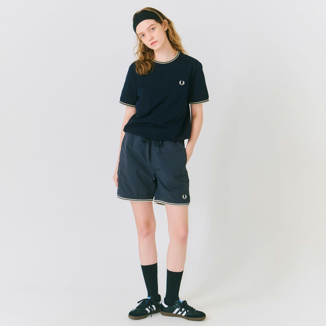 FRED PERRY [フレッドペリー] 別注 ツインティップライン ワンポイントロゴ刺繍Tシャツ [M1588-JF] NVY/OAT